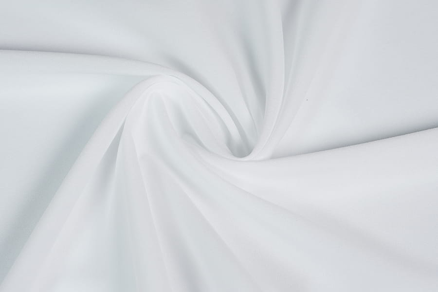 Polyester odolné voči žltnutiu